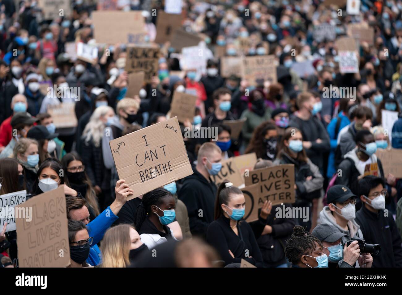 Manchester, Regno Unito. 7 Giugno 2020. I membri del pubblico sono visti a una protesta Black Lives Matter, Manchester, Regno Unito. Credit: Jon Super/Alamy Live News. Foto Stock
