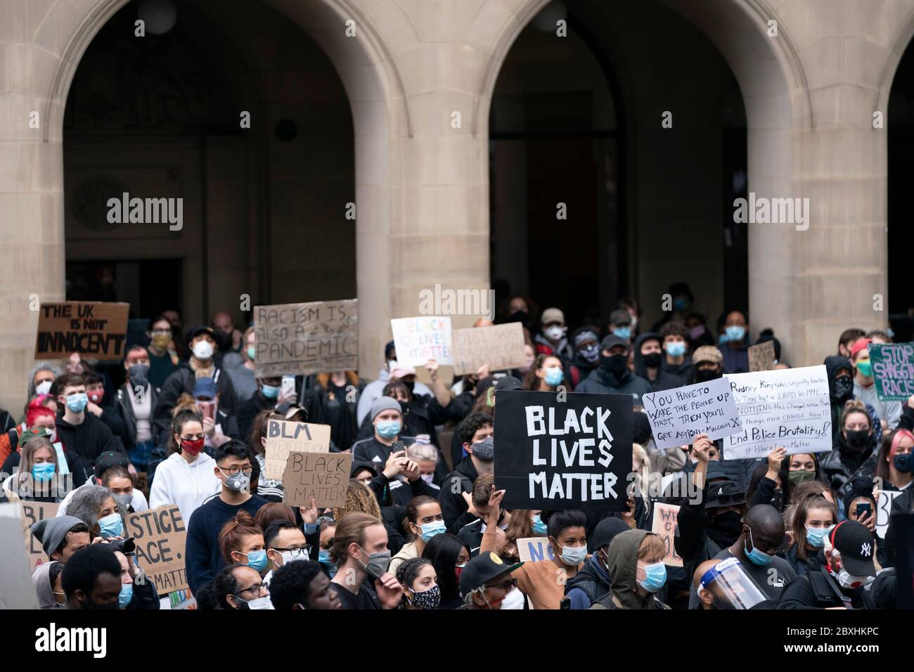 Manchester, Regno Unito. 7 Giugno 2020. I membri del pubblico sono visti a una protesta Black Lives Matter, Manchester, Regno Unito. Credit: Jon Super/Alamy Live News. Foto Stock