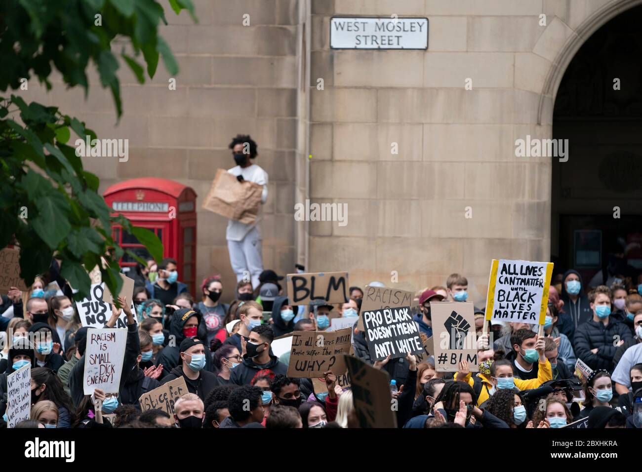 Manchester, Regno Unito. 7 Giugno 2020. I membri del pubblico sono visti a una protesta Black Lives Matter, Manchester, Regno Unito. Credit: Jon Super/Alamy Live News. Foto Stock