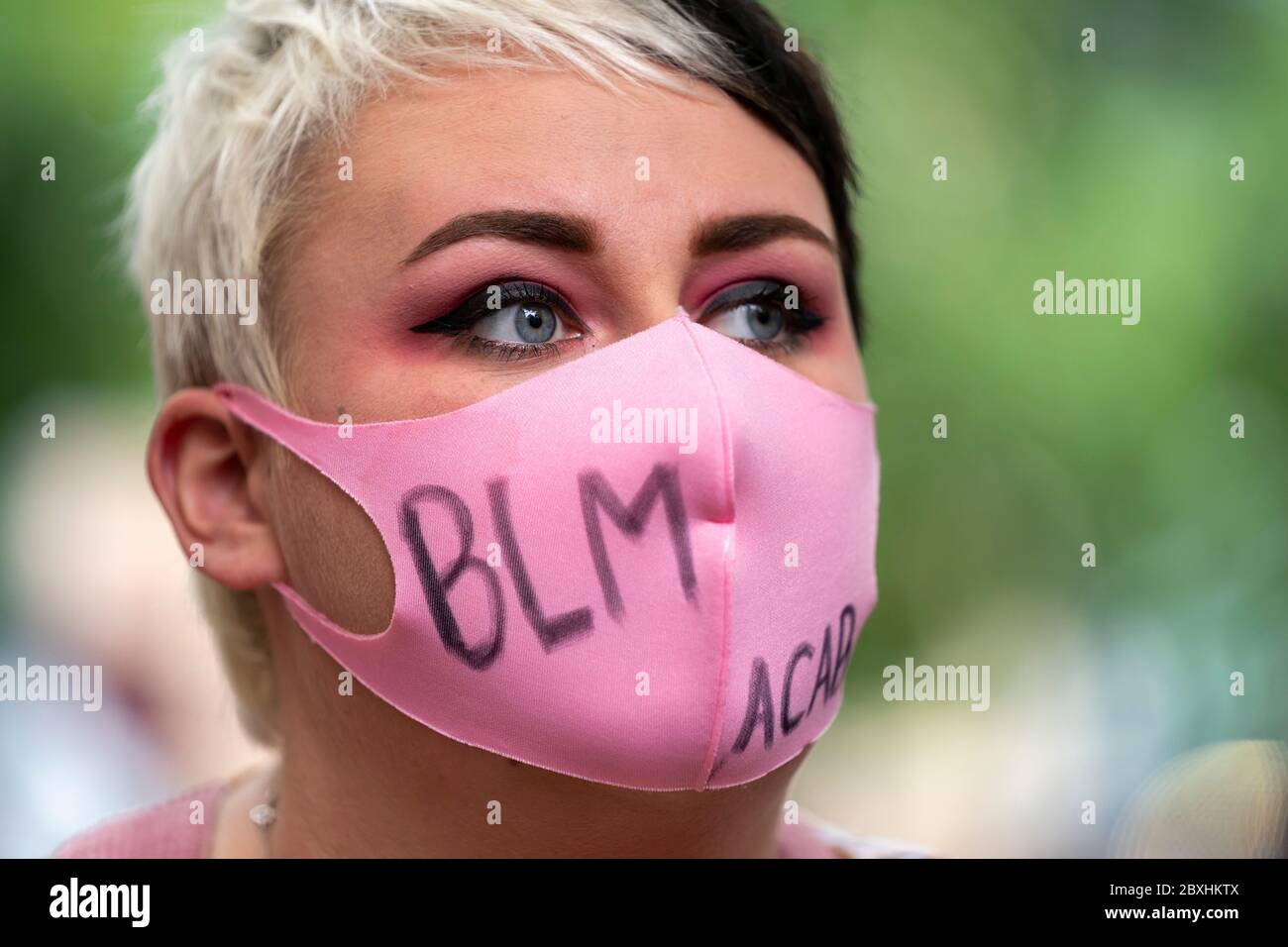Manchester, Regno Unito. 7 Giugno 2020. I membri del pubblico sono visti a una protesta Black Lives Matter, Manchester, Regno Unito. Credit: Jon Super/Alamy Live News. Foto Stock