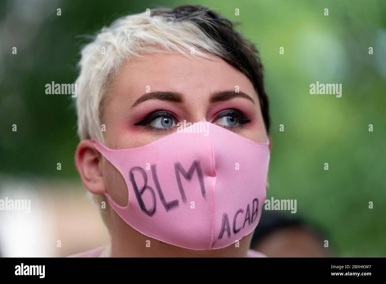 Manchester, Regno Unito. 7 Giugno 2020. I membri del pubblico sono visti a una protesta Black Lives Matter, Manchester, Regno Unito. Credit: Jon Super/Alamy Live News. Foto Stock