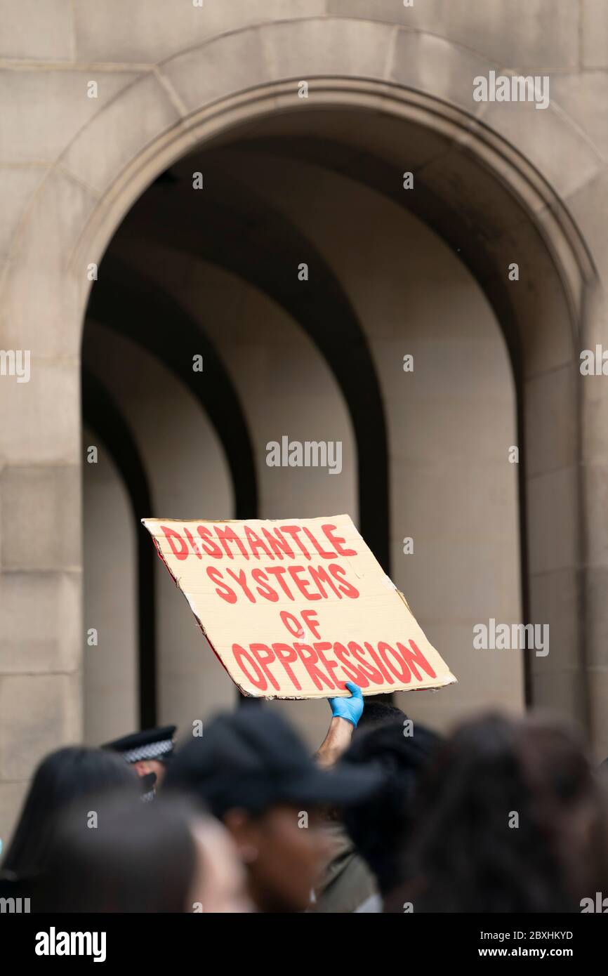 Manchester, Regno Unito. 7 Giugno 2020. I membri del pubblico sono visti a una protesta Black Lives Matter, Manchester, Regno Unito. Credit: Jon Super/Alamy Live News. Foto Stock