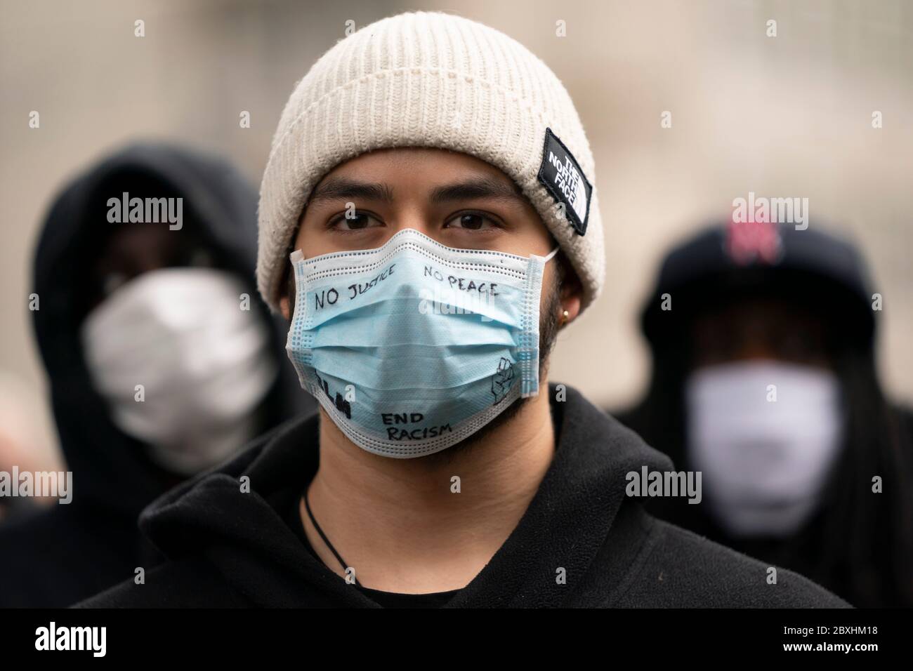 Manchester, Regno Unito. 7 Giugno 2020. I membri del pubblico sono visti a una protesta Black Lives Matter, Manchester, Regno Unito. Credit: Jon Super/Alamy Live News. Foto Stock