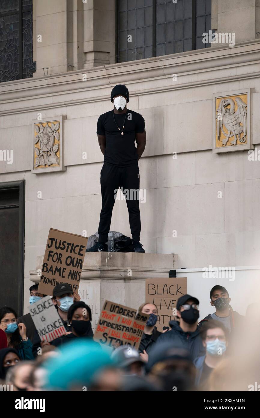 Manchester, Regno Unito. 7 Giugno 2020. I membri del pubblico sono visti a una protesta Black Lives Matter, Manchester, Regno Unito. Credit: Jon Super/Alamy Live News. Foto Stock