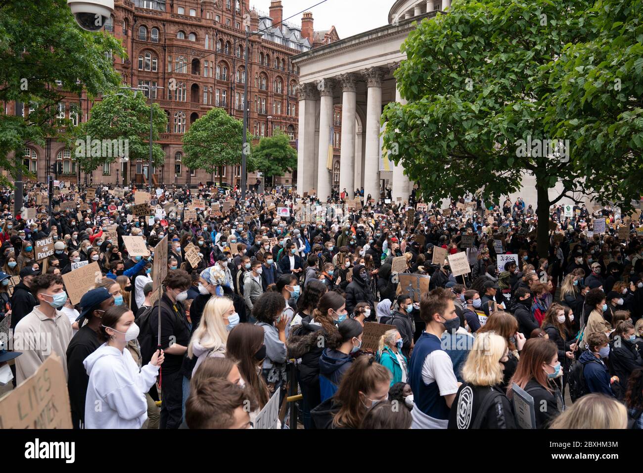 Manchester, Regno Unito. 7 Giugno 2020. I membri del pubblico sono visti a una protesta Black Lives Matter, Manchester, Regno Unito. Credit: Jon Super/Alamy Live News. Foto Stock