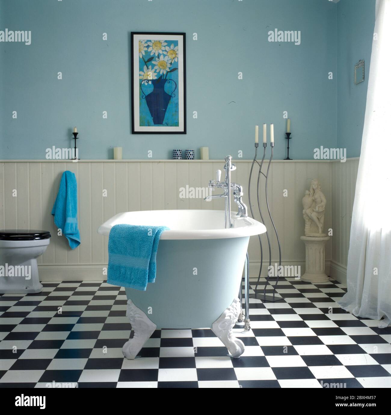 Pavimento in bagno a scacchi bianco e nero con vasca indipendente Foto  stock - Alamy