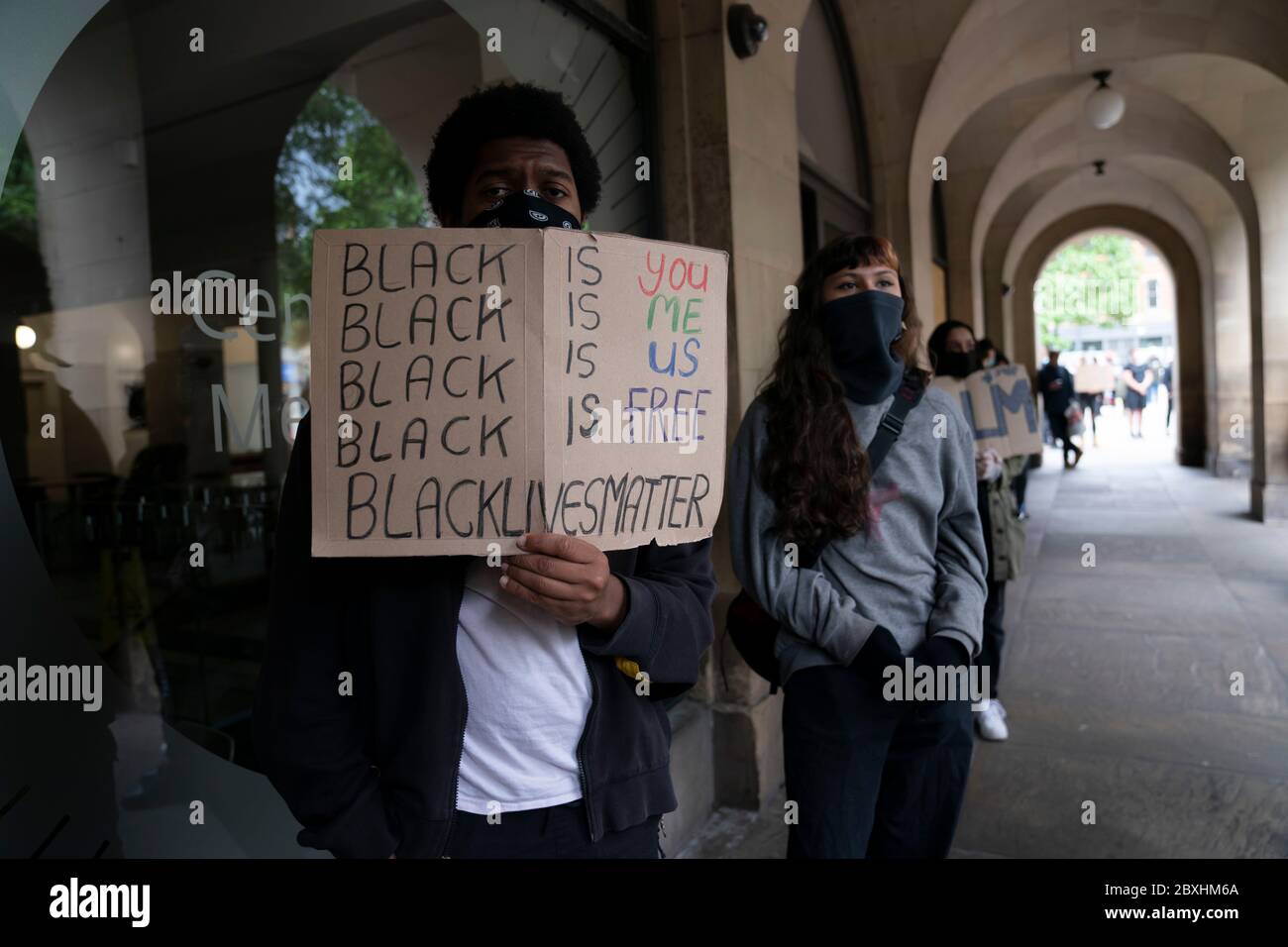Manchester, Regno Unito. 7 Giugno 2020. I membri del pubblico sono visti a una protesta Black Lives Matter, Manchester, Regno Unito. Credit: Jon Super/Alamy Live News. Foto Stock