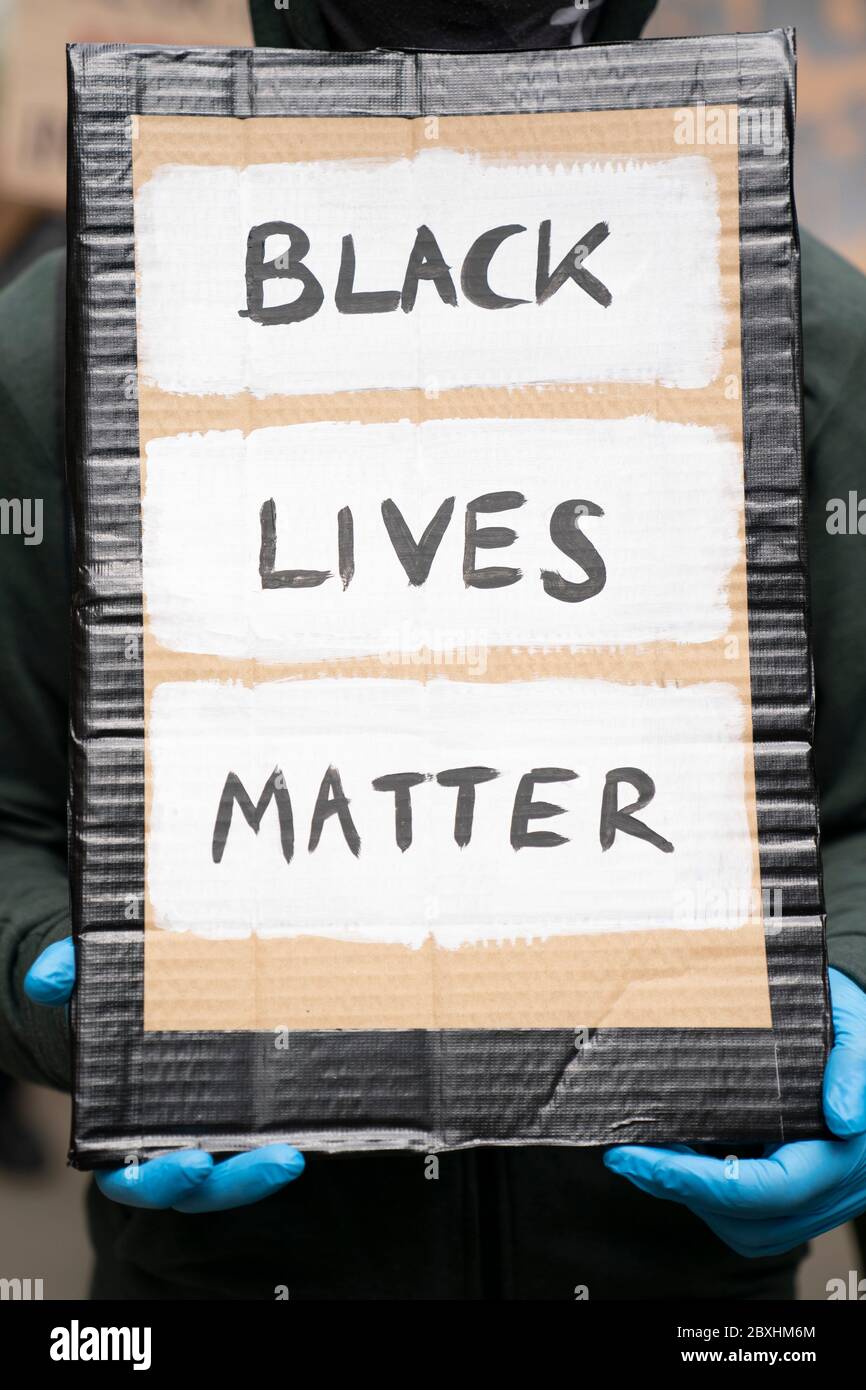 Manchester, Regno Unito. 7 Giugno 2020. I membri del pubblico sono visti a una protesta Black Lives Matter, Manchester, Regno Unito. Credit: Jon Super/Alamy Live News. Foto Stock