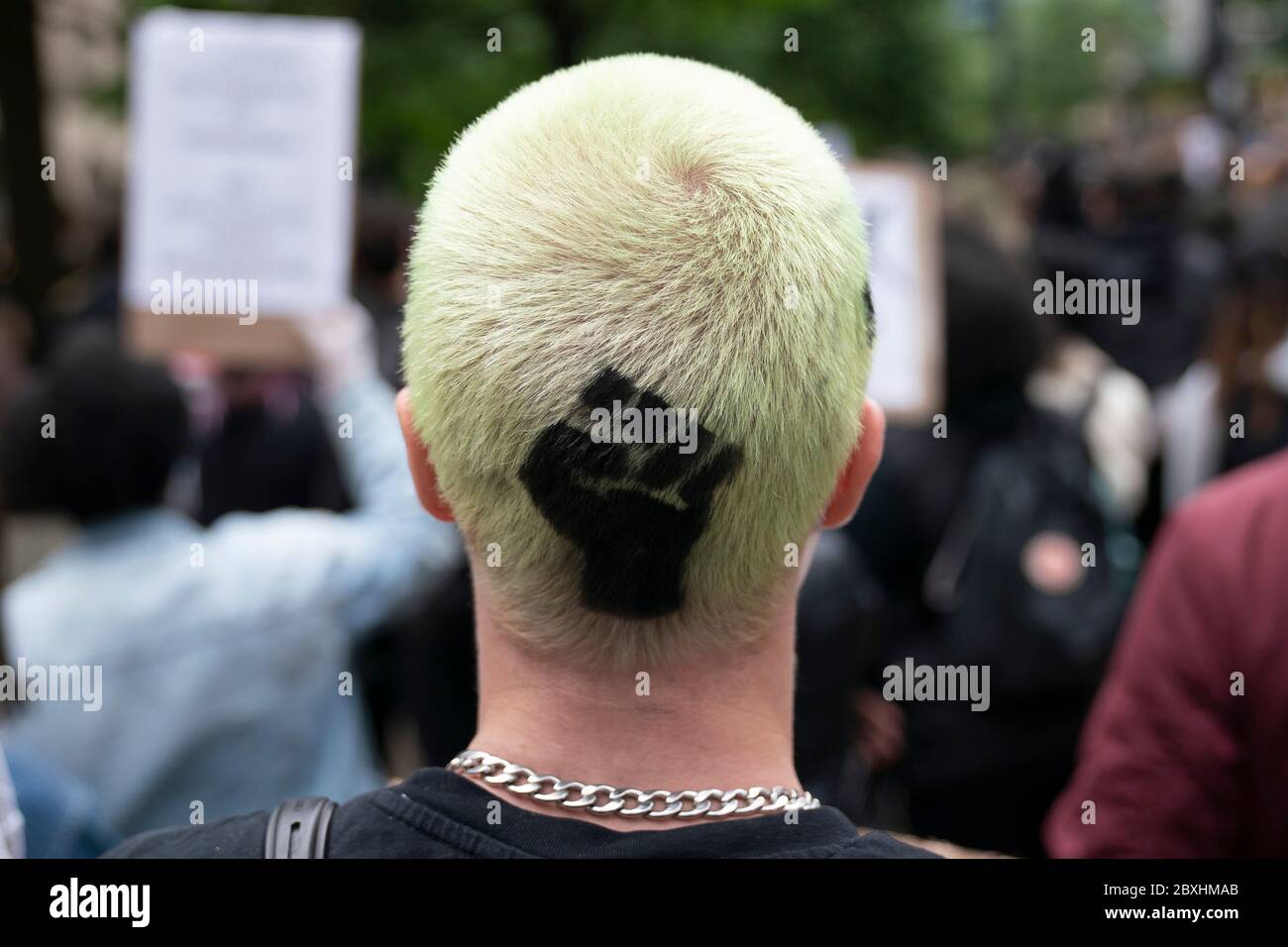 Manchester, Regno Unito. 7 Giugno 2020. I membri del pubblico sono visti a una protesta Black Lives Matter, Manchester, Regno Unito. Credit: Jon Super/Alamy Live News. Foto Stock