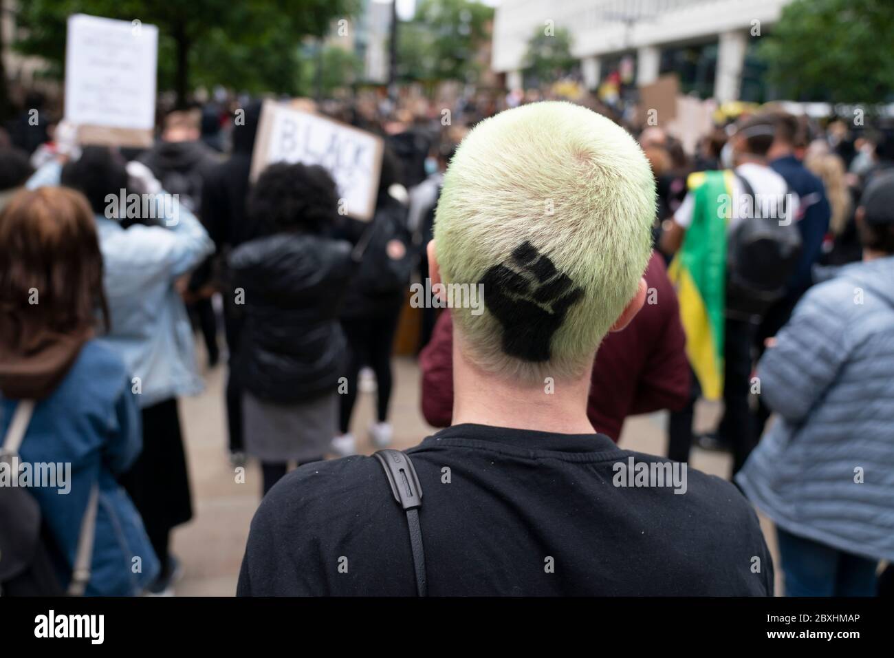 Manchester, Regno Unito. 7 Giugno 2020. I membri del pubblico sono visti a una protesta Black Lives Matter, Manchester, Regno Unito. Credit: Jon Super/Alamy Live News. Foto Stock