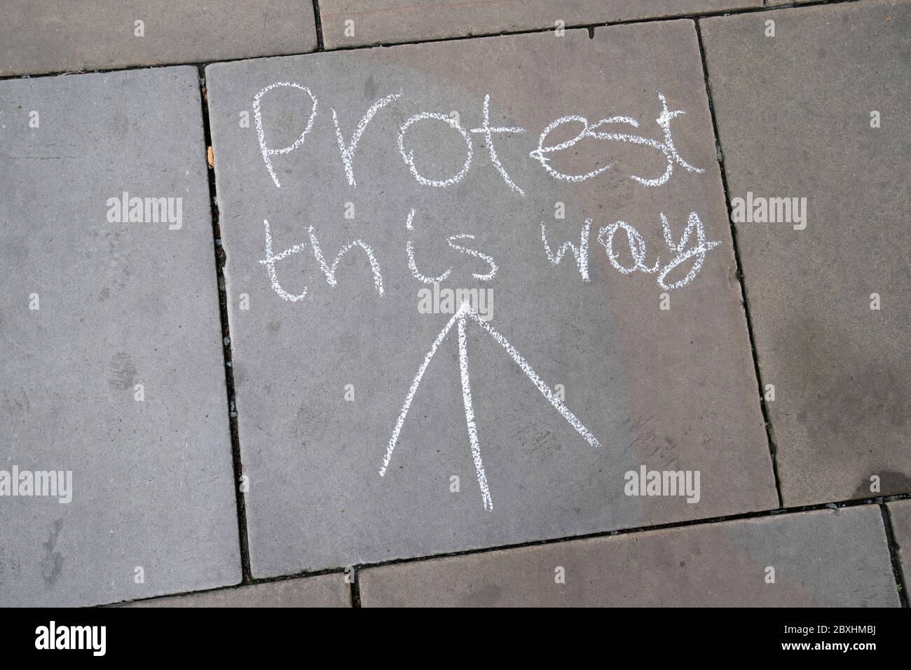 Manchester, Regno Unito. 7 Giugno 2020. I membri del pubblico sono visti a una protesta Black Lives Matter, Manchester, Regno Unito. Credit: Jon Super/Alamy Live News. Foto Stock