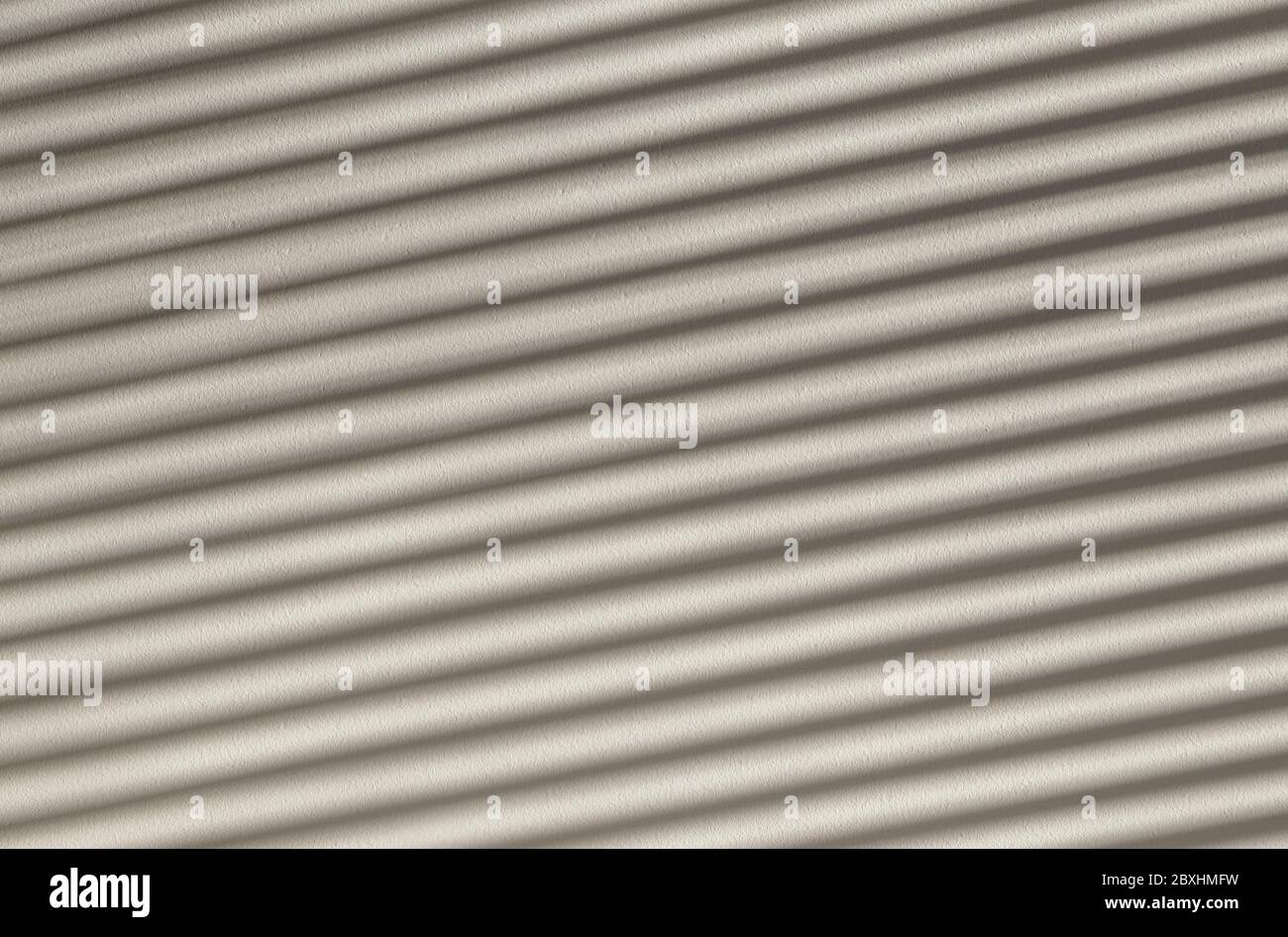Gioco di luci e ombre, ombre diagonali a strisce su una parete di pietra bianca. Abstact full frame con texture di sfondo. Foto Stock