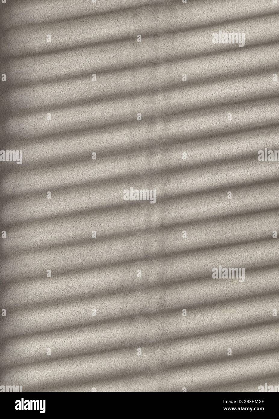 Gioco di luci e ombre, ombre diagonali a strisce su una parete di pietra bianca. Abstact full frame con texture di sfondo. Foto Stock