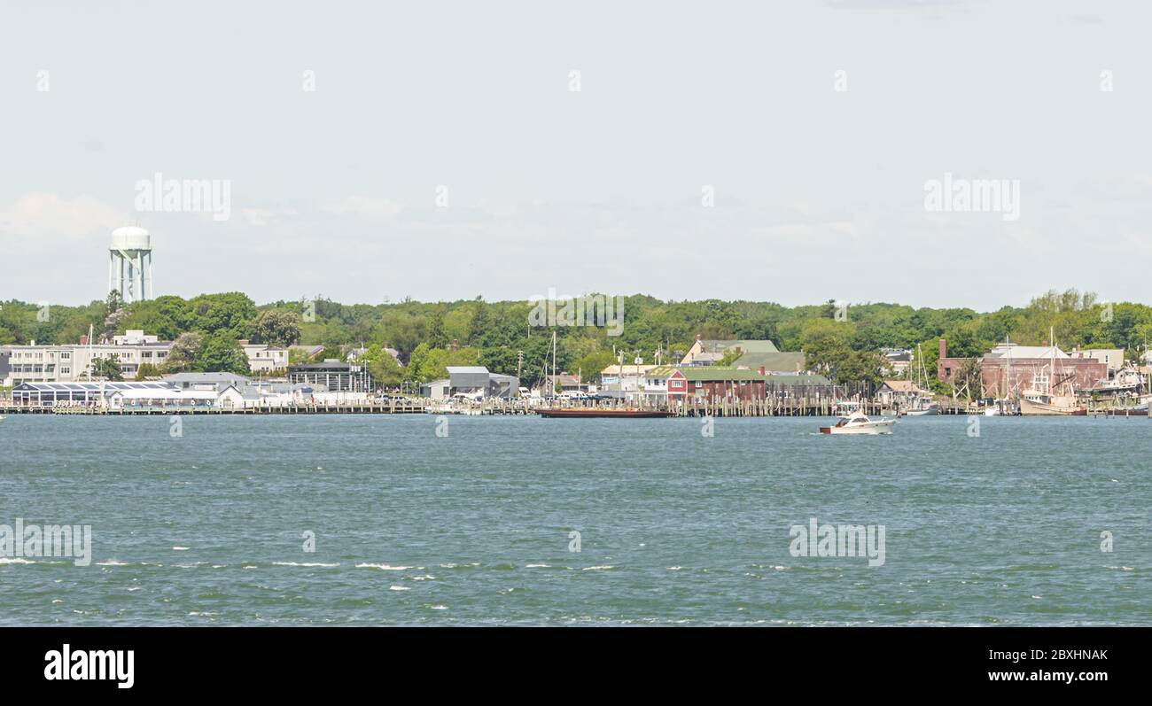 Vista di Greenport, NY da Shelter Island, NY Foto Stock