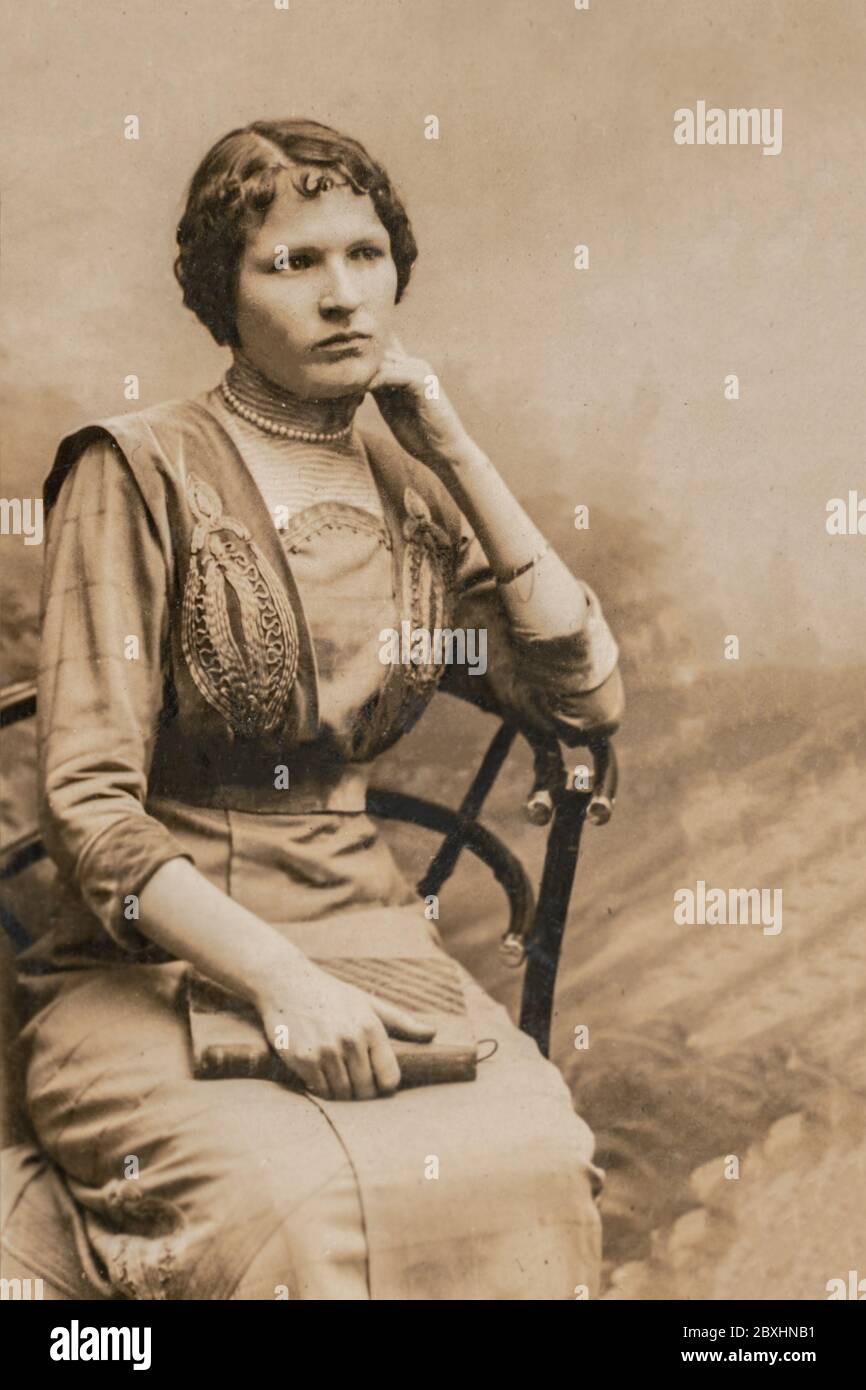 Germania - CIRCA 1910: Giovani donne sedute in panchina in studio. Ritratto carta de Viste d'epoca edoardiana foto Foto Stock