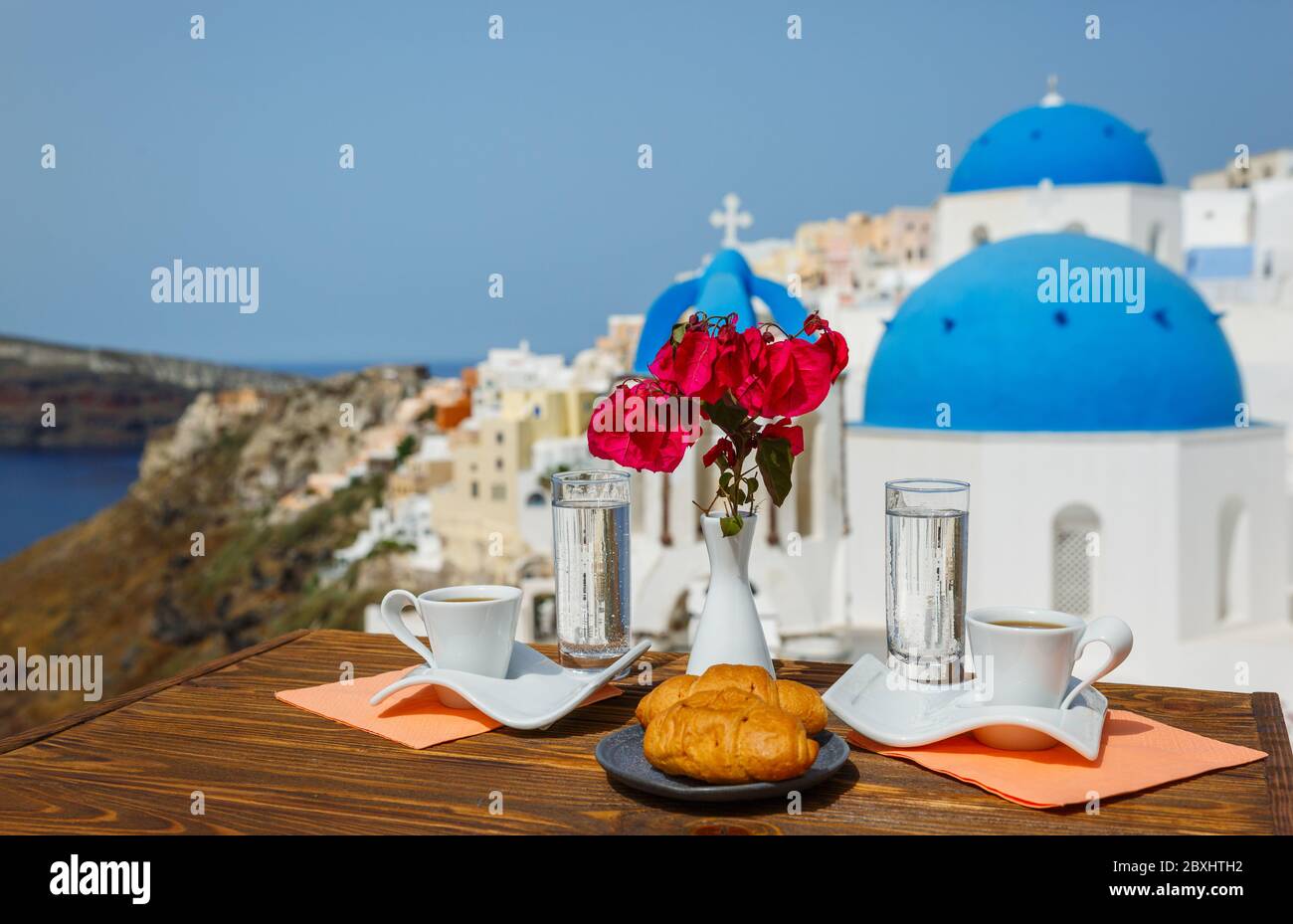 Caffè e colazione per due sulla spiaggia di Santorini Foto Stock