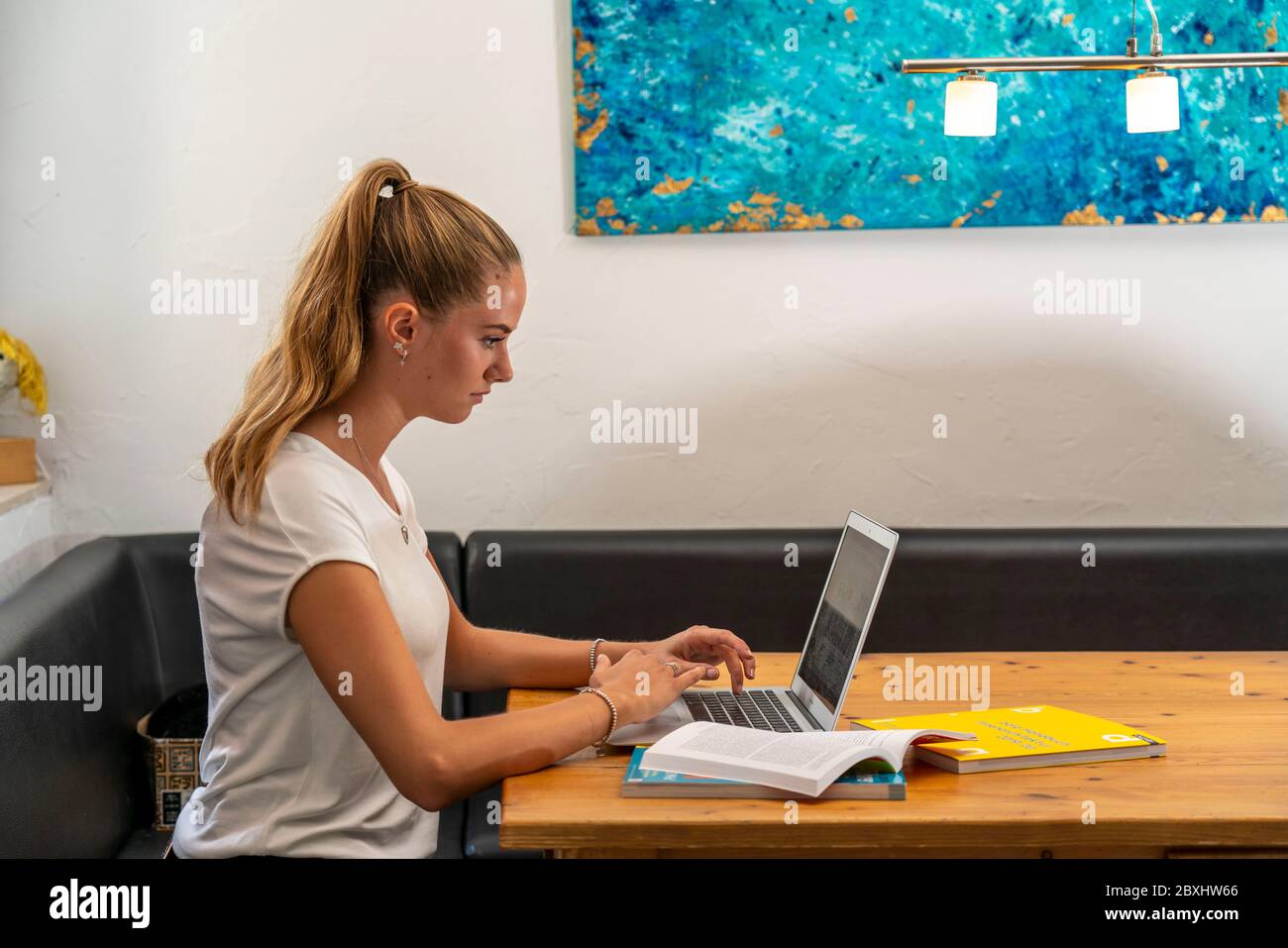 Studente giovane impara a casa, online, su un notebook, Foto Stock