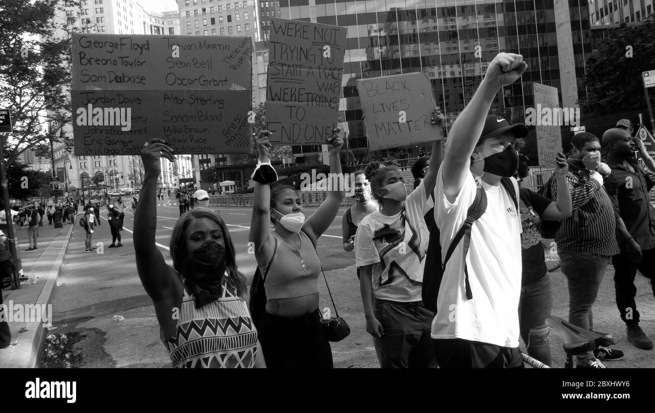 4 giugno 2020, New York, New York, Stati Uniti: Foley Square. Rally e marcia in memoria di George Floyd e altri come Breonna Taylor che è morto durante i conflitti con la polizia. Le manifestazioni in tutto il paese, iniziate come eruzioni spontanee di rabbia dopo la morte di Floyd a Minneapolis due settimane fa, sono diventate un movimento americano contro il razzismo sistemico e gli eccessi delle tattiche di applicazione della legge. Questo picco di attivismo è parallelo alla pandemia del virus della corona che ha illustrato molte disuguaglianze di classe e razza nel governo e nell'economia. (Immagine di credito: © John Marshall Mantel/ZUMA Wire) Foto Stock