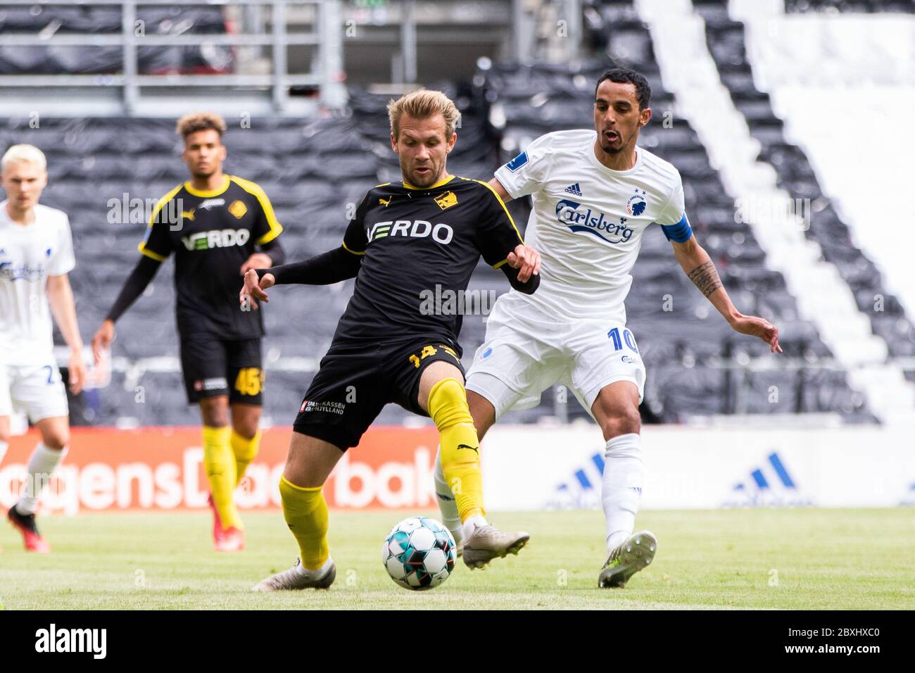 Copenaghen, Danimarca. 07 giugno 2020. Carlos Zeca (10) del FC Copenhagen e Frederik Lauenborg (14) di Randers visto durante la partita 3F Superliga tra il FC Copenhagen e il Randers FC a Telia Parken. (Photo Credit: Gonzales Photo/Alamy Live News Foto Stock