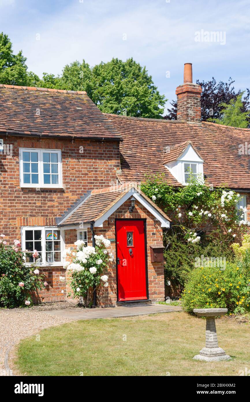Cottage d'epoca sul Green, Littlewick Green, Berkshire, Inghilterra, Regno Unito Foto Stock