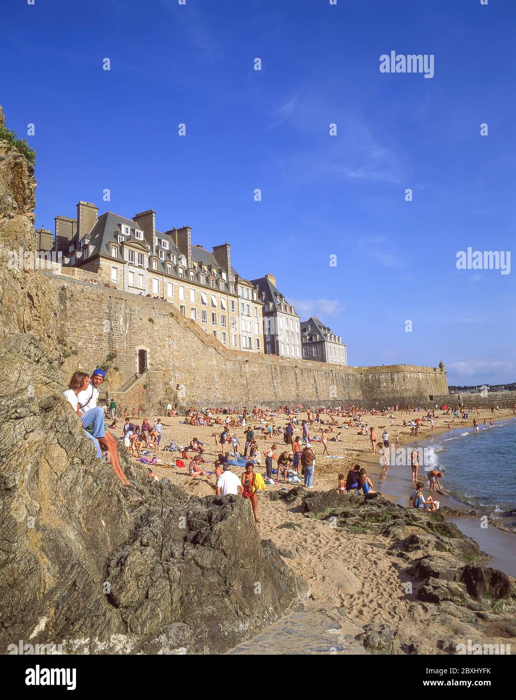 Le mura della città e dalla spiaggia, Saint-Malo, Ille-et-Vilaine Bretagna, Francia Foto Stock