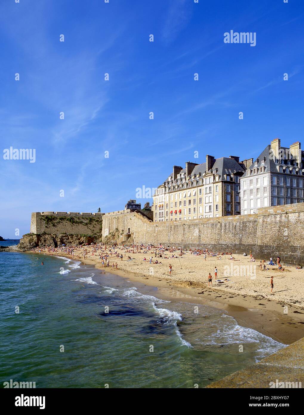 Le mura della città e dalla spiaggia, Saint-Malo, Ille-et-Vilaine Bretagna, Francia Foto Stock