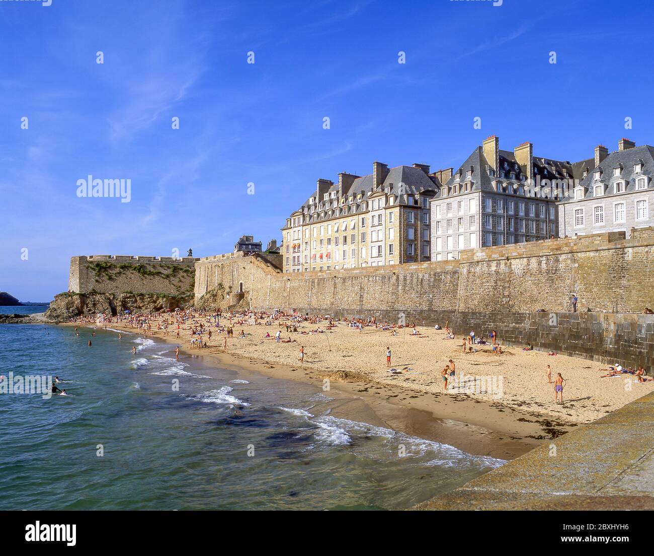 Le mura della città e dalla spiaggia, Saint-Malo, Ille-et-Vilaine Bretagna, Francia Foto Stock