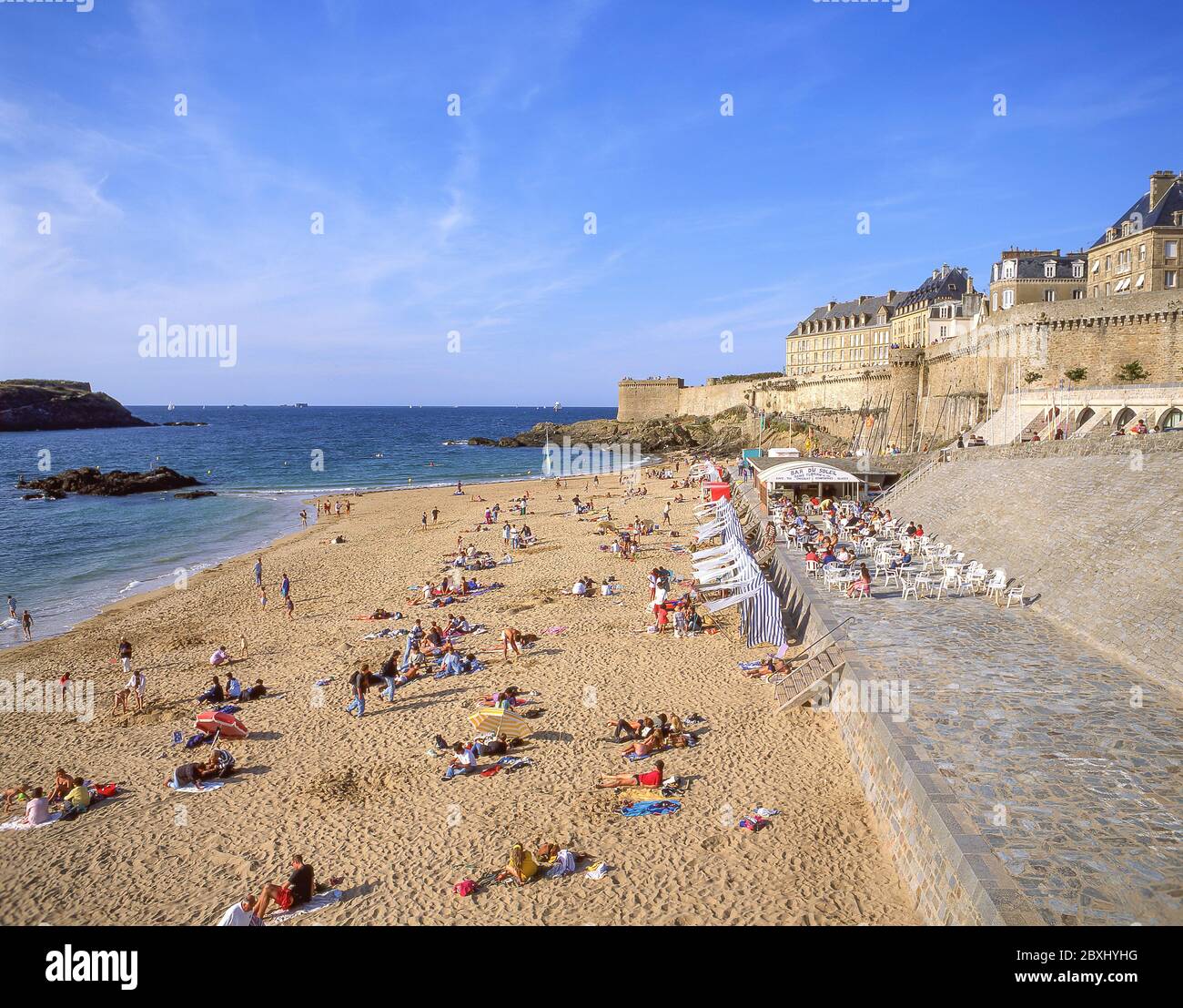 Le mura della città e dalla spiaggia, Saint-Malo, Ille-et-Vilaine Bretagna, Francia Foto Stock