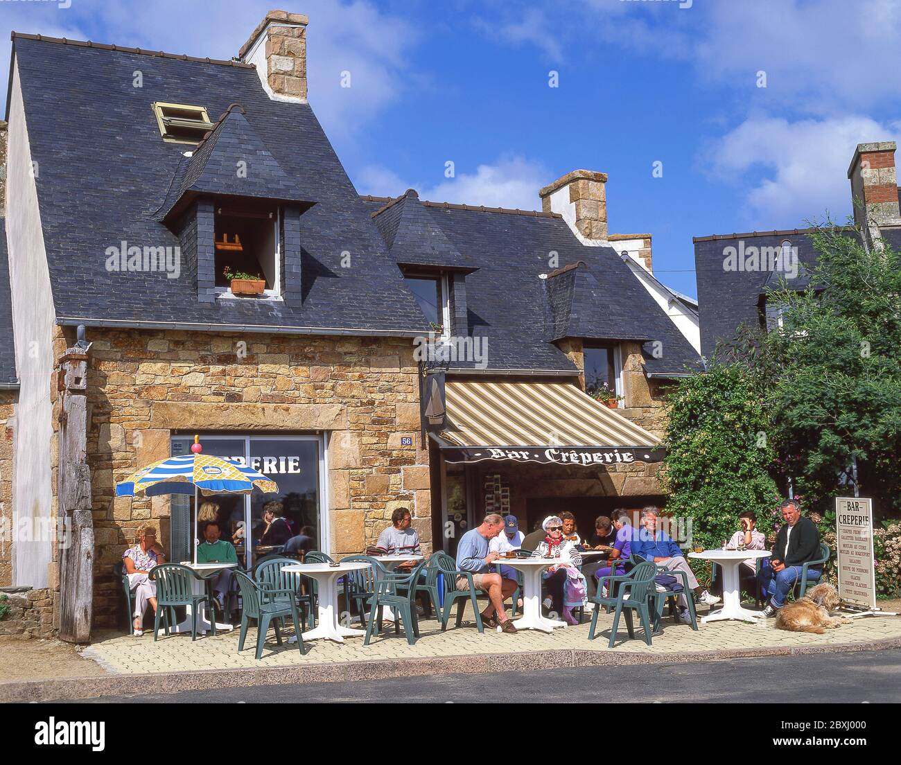 Bar & Creperie, Tregastel (Tregastell), Côtes-d'Armor, Bretagna, Francia Foto Stock
