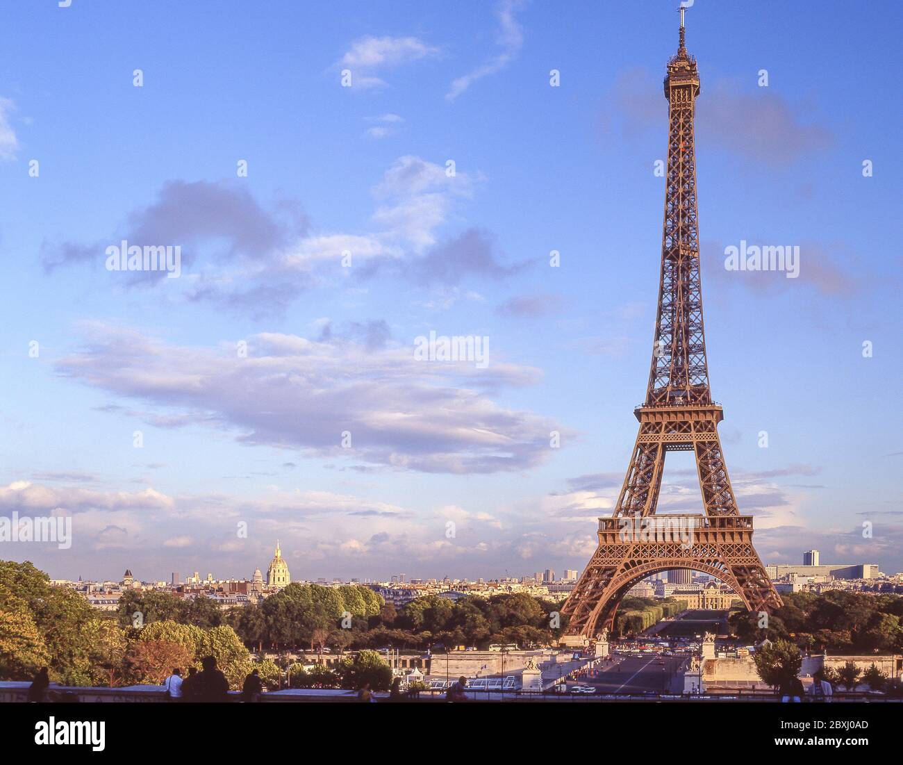Torre Eiffel (la Tour Eiffel) dal sito Trocadéro del Palais de Chaillot, Parigi, Île-de-France, Francia Foto Stock
