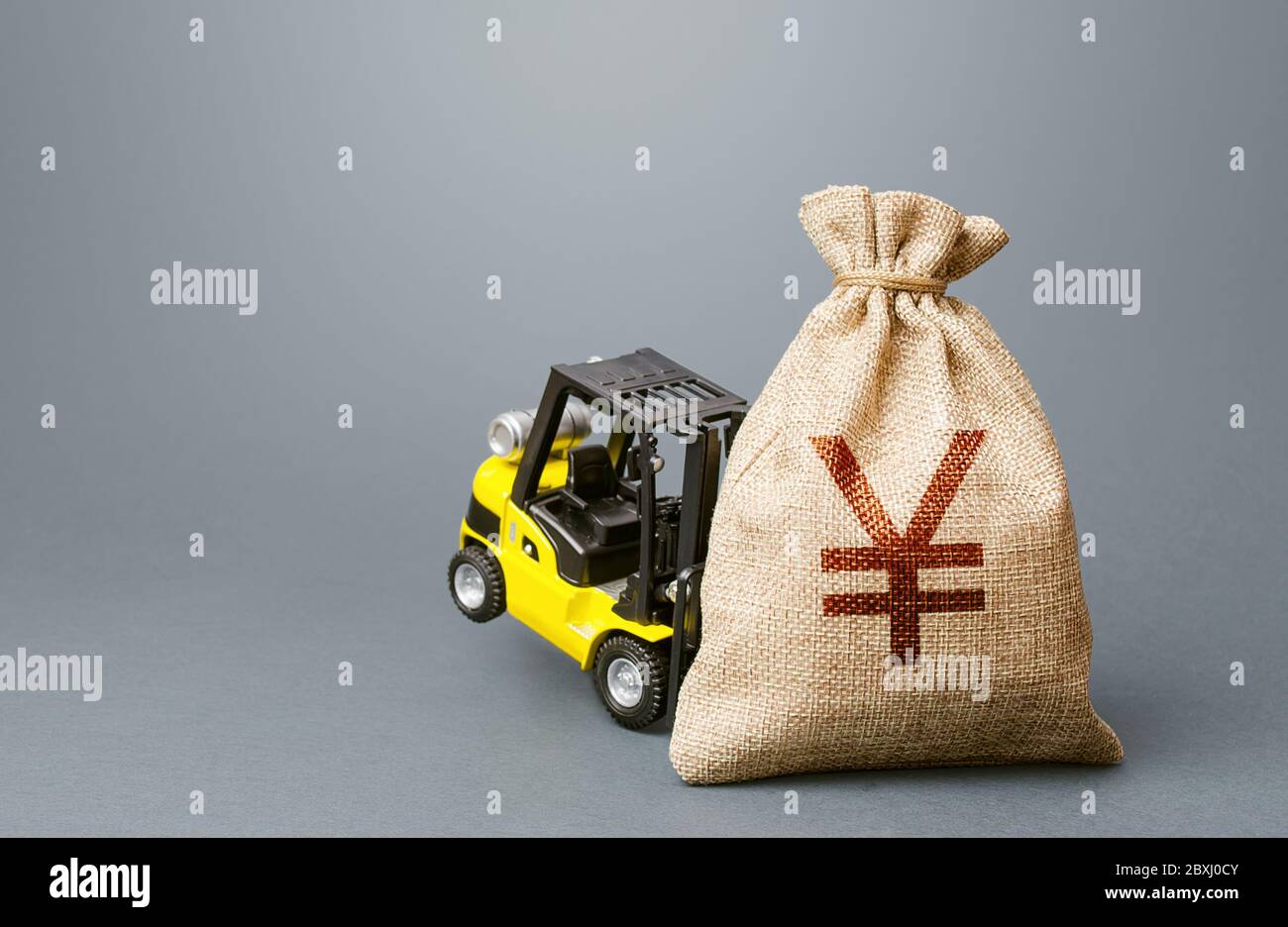 Un carrello elevatore a forche non può sollevare un sacco di denaro Yen Yuan. Maggiore assistenza finanziaria, sostegno alle imprese e alle persone. Tasso di interesse della Fed. Denaro per elicotteri, abbonamento Foto Stock