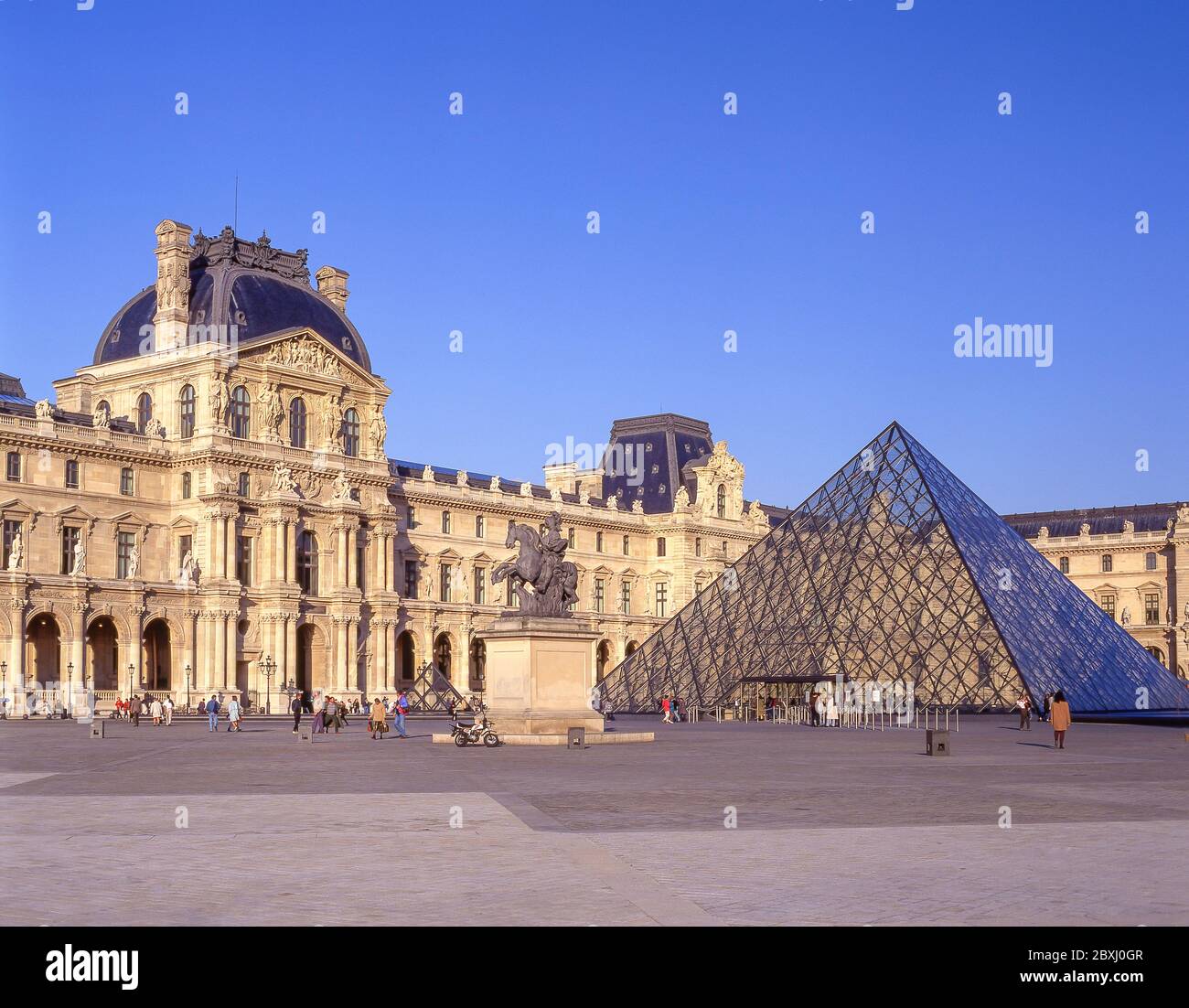 Il Museo del Louvre (Musee du Louvre) e la Piramide di Leoh Ming, Place du Carrousel, Parigi, Île-de-France, Francia Foto Stock