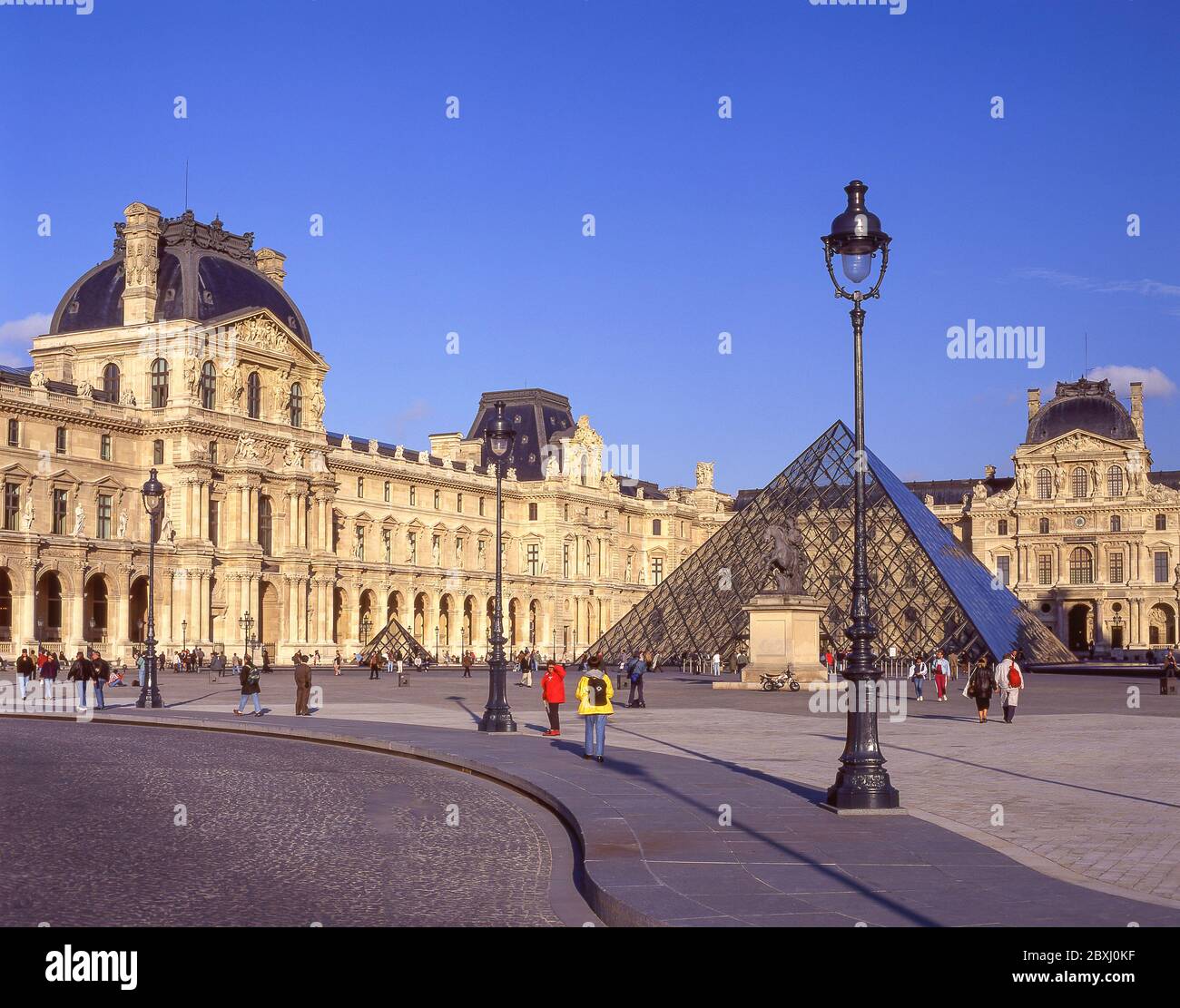 Il Museo del Louvre (Musee du Louvre) e la Piramide di Leoh Ming, Place du Carrousel, Parigi, Île-de-France, Francia Foto Stock