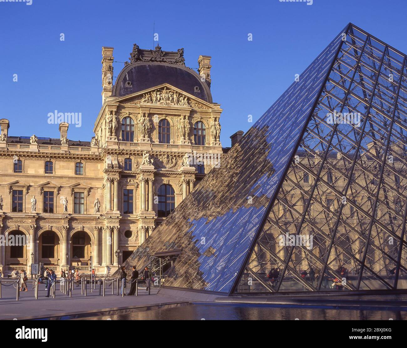 Il Museo del Louvre (Musee du Louvre) e la Piramide di Leoh Ming, Place du Carrousel, Parigi, Île-de-France, Francia Foto Stock