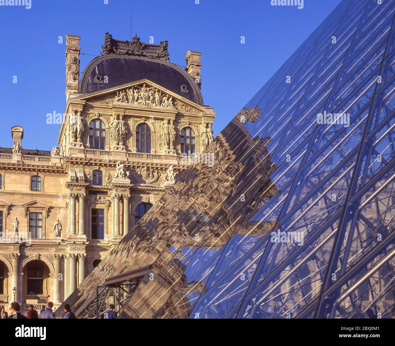 Il Museo del Louvre (Musee du Louvre) e la Piramide di Leoh Ming, Place du Carrousel, Parigi, Île-de-France, Francia Foto Stock