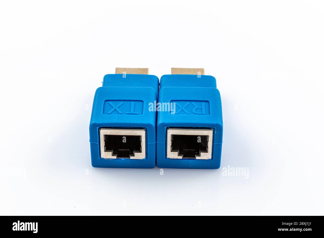 Immagine dell'extender HDMI sul computer dell'adattatore Internet lan di rete isolato su sfondo bianco. Hardware del computer. Extender HDMI con cavo HDMI Cat 6/6E Foto Stock