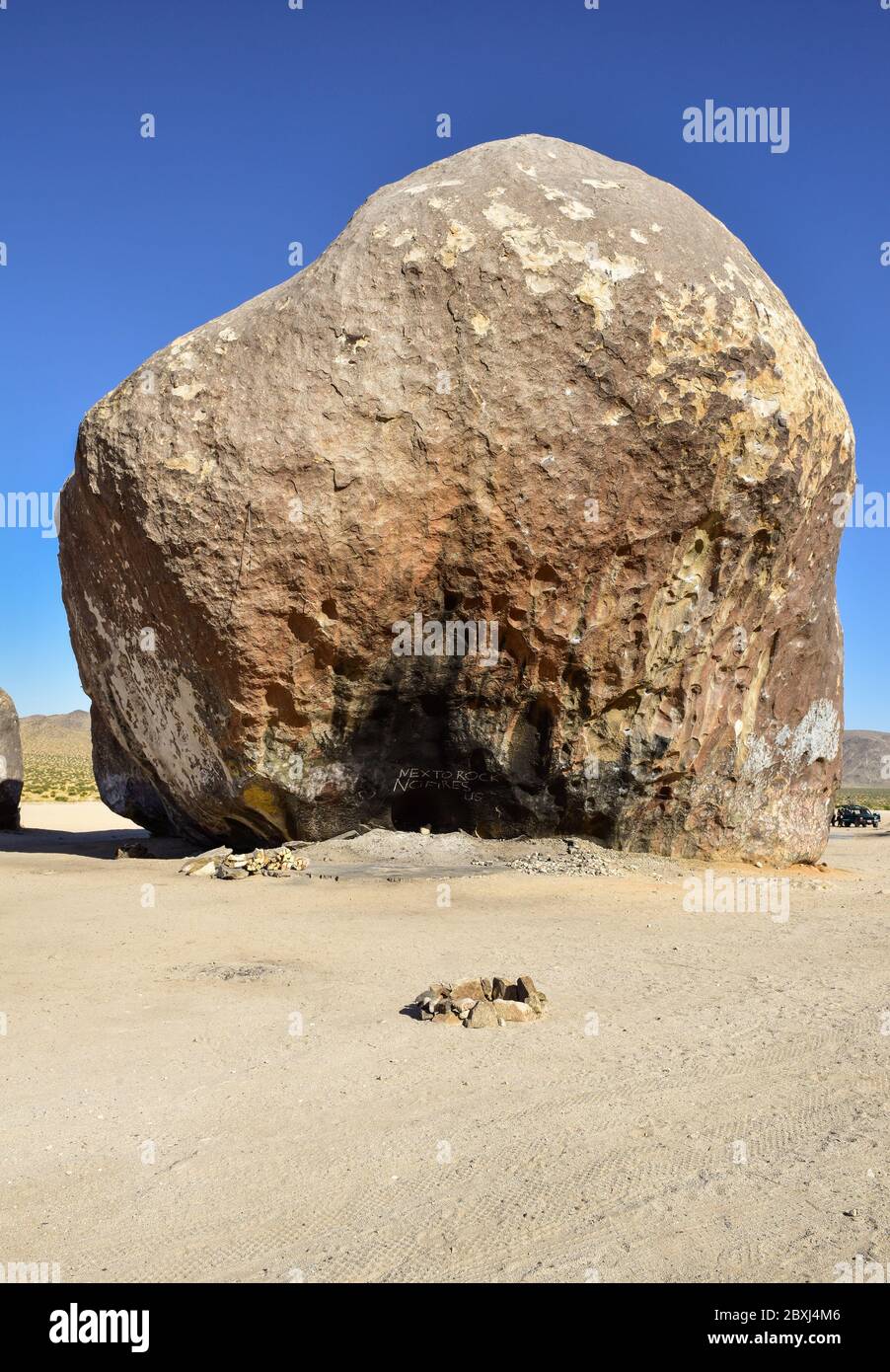 Giant Rock nei Landers del deserto del mojave, California, Foto Stock
