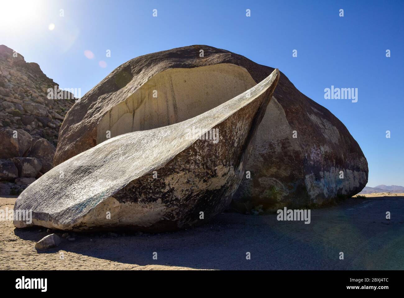 Giant Rock nei Landers del deserto del mojave, California, Foto Stock