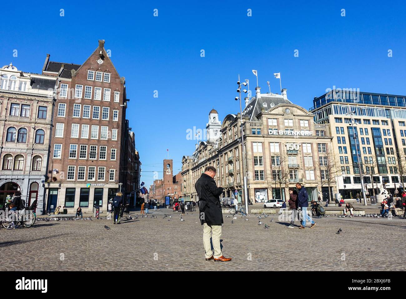 Tranquilla Amsterdam (Paesi Bassi) durante la crisi del Covid-19, vista sulla vuota piazza Dam Foto Stock