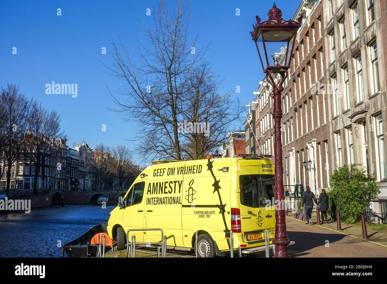 Amnesty International veicolo giallo parcheggiato ad Amsterdam, Paesi Bassi Foto Stock
