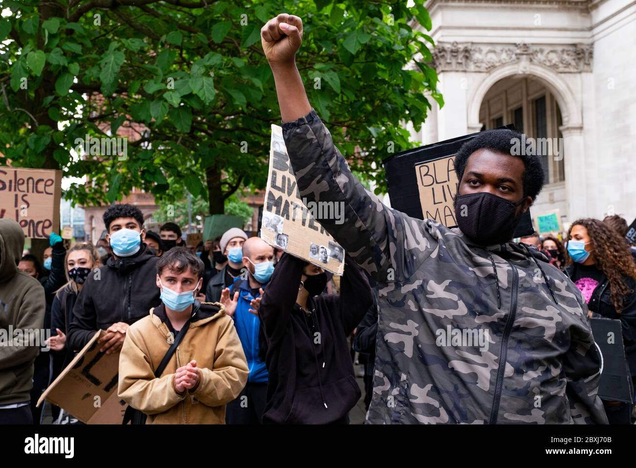 Manchester, Regno Unito. 7 Giugno 2020.. Migliaia di manifestanti pacifici escono in massa come parte del movimento Black Lives Matter nel centro di Manchester. Credit: Gary Mather/Alamy Live News Foto Stock