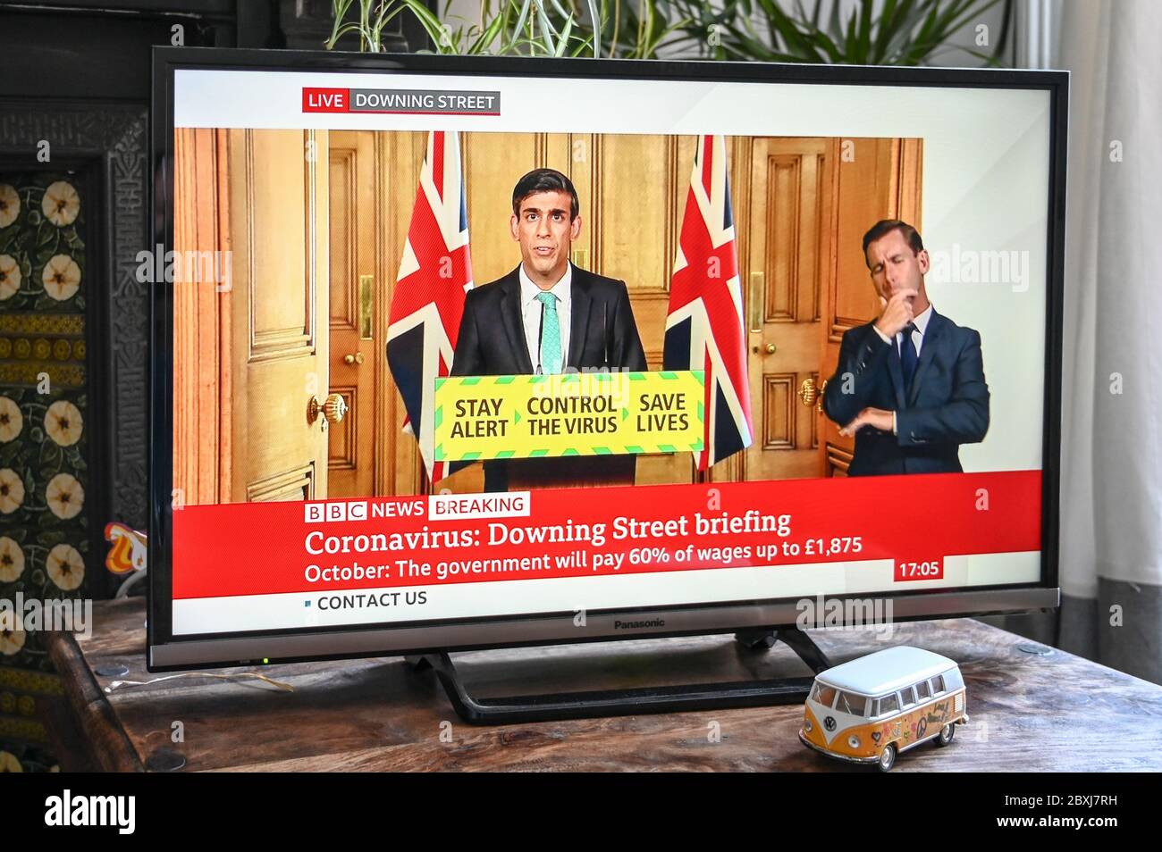 Il briefing quotidiano di Coronavirus da Downing Street con Rishi Sunak, Cancelliere dello scacchiere con il messaggio 'Stay Alert, Control the Virus'. Foto Stock