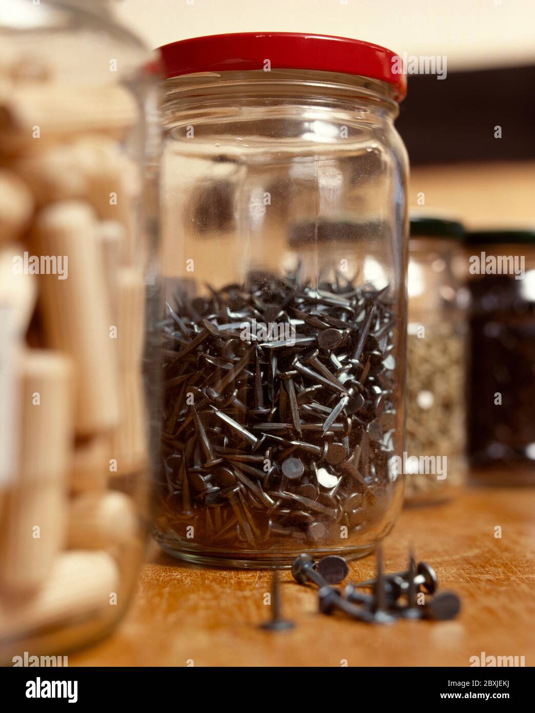 Utilizzare vecchi vasetti per il caffè per conservare unghie e piccoli oggetti Foto Stock