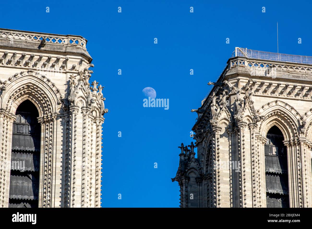 Parigi, Francia - 1 giugno 2020: Splendida vista sulla Cattedrale di Notre-Dame con una luna tenue sopra di essa a Parigi Foto Stock