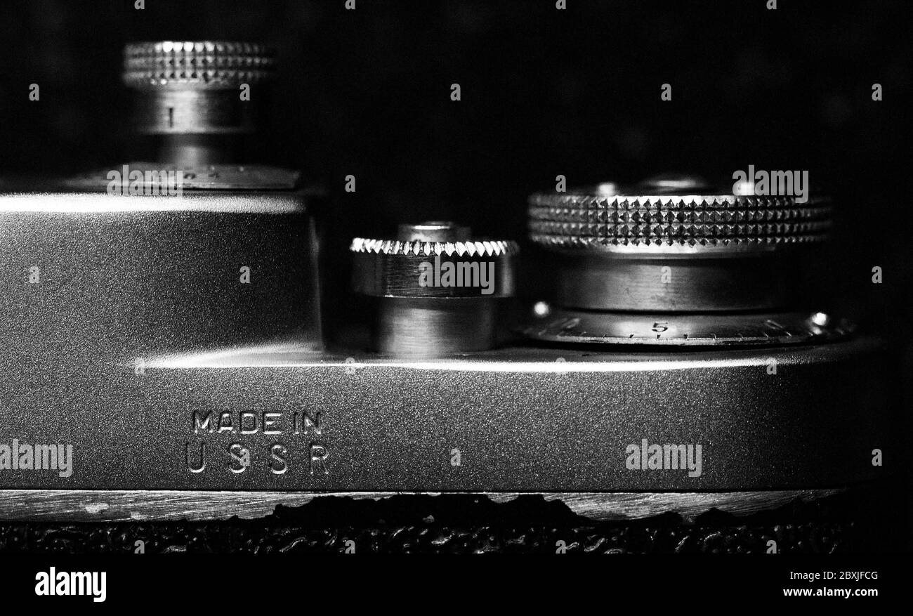 Immagine in bianco e nero con dettagli su una fotocamera rangefinder vintage Fed 3 russa. Foto Stock