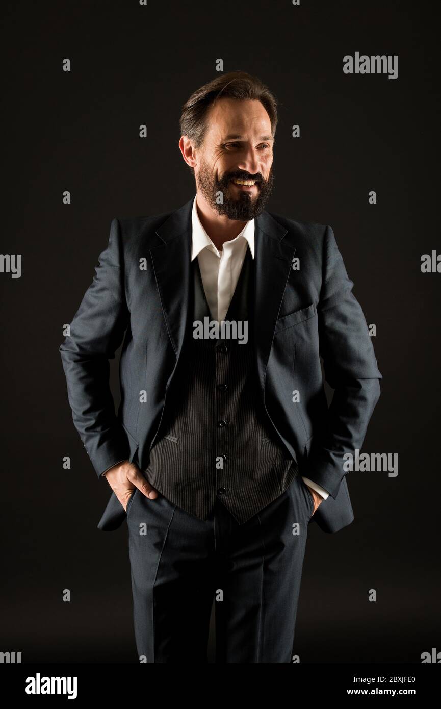 Vecchio stile. Classici valore eterno. Uomo bearded con sguardo formale.  Uomo d'affari sfondo nero. Uomo maturo in tuta da smoking. Look classico.  Negozio di moda. Acquista vestiti. Concetto di abbigliamento maschile.  Evento
