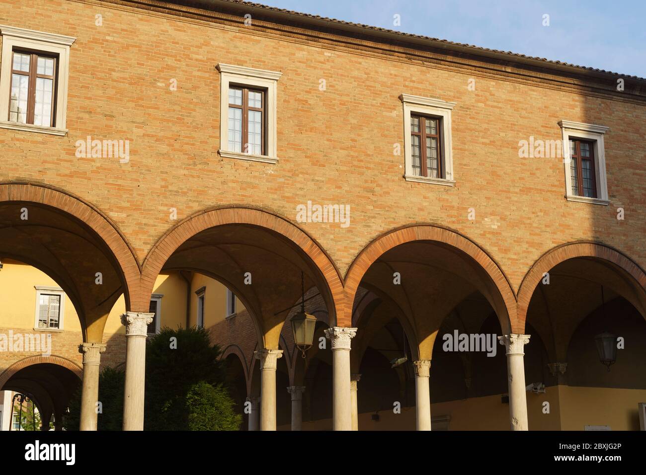 Storica piazza Aurelio Saffi a Forli, Emilia Romagna, Italia: Chiostro esterno di San Mercuriale Foto Stock