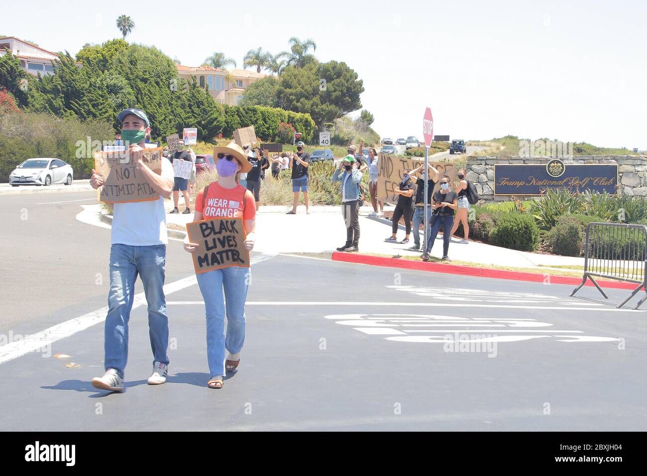 Manifestanti 06/06/2020 manifestanti di fronte al Trump National Golf Club a Rancho Palos Verdes, CA Foto di Izumi Hasegawa/HollywoodNewsWire.net Credit: Hollywood News Wire Inc./Alamy Live News Foto Stock