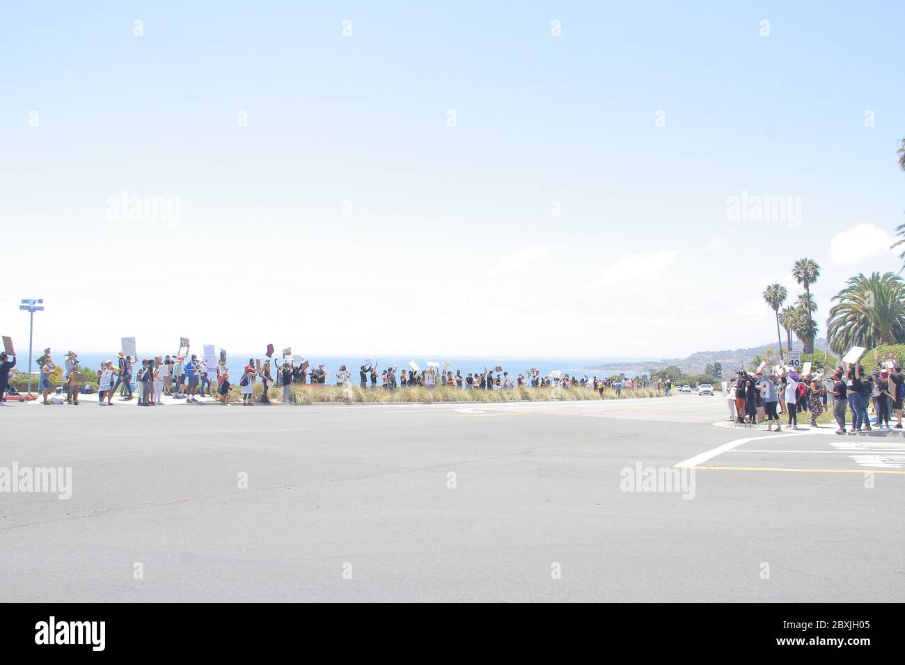 Manifestanti 06/06/2020 manifestanti di fronte al Trump National Golf Club a Rancho Palos Verdes, CA Foto di Izumi Hasegawa/HollywoodNewsWire.net Credit: Hollywood News Wire Inc./Alamy Live News Foto Stock