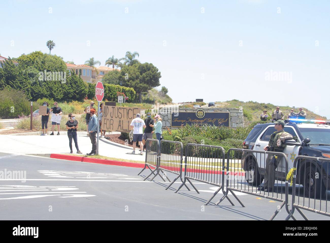 Manifestanti 06/06/2020 manifestanti di fronte al Trump National Golf Club a Rancho Palos Verdes, CA Foto di Izumi Hasegawa/HollywoodNewsWire.net Credit: Hollywood News Wire Inc./Alamy Live News Foto Stock